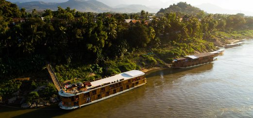 Ihr Flusskreuzfahrtschiff ankert in Luang Prabang, Laos