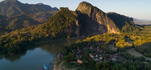Mit tropischem Regenwald bedeckte Berge am Mekong