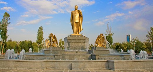 Monument zur Unabhängigkeit des Landes in Aschgabat, Turkmenistan.