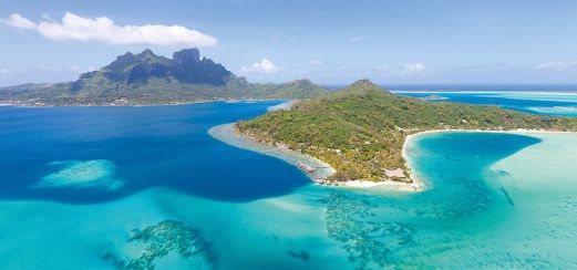 Moorea, die kleine Schwesterinsel von Tahiti. Weiße Sandstrände säumen die zahllosen großen und kleinen Buchten der Insel.