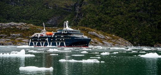MS Magellan Explorer in einer Gletscherallee