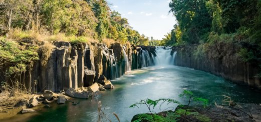 Pha Suam-Wasserfälle im Bolaven-Plateau