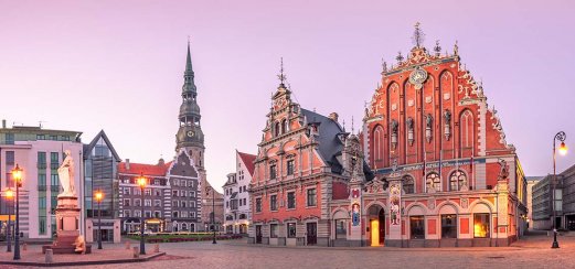 Zentrum der Altstadt von Riga mit St. Peter-Kirche, Lettland
