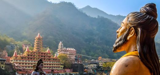 Rishikesh am Ufer des Ganges