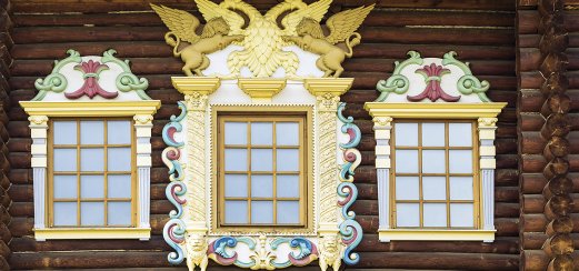 Schmuckvolles Fenster eines russischen Holzhauses