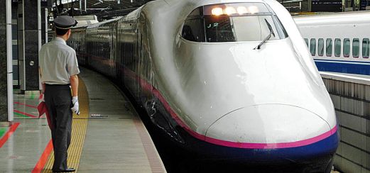 Sie fahren im Super-Express-Shinkansen