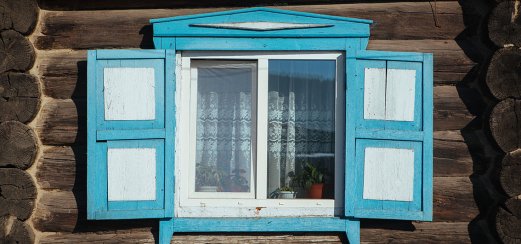 Fenster eines traditionellen sibirischen Holzhauses in Tarbagatai (Autonome Republik Burjatien, bei Ulan Ude) 