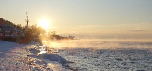 Sonnenaufgang vor Listvyanka über den eisigen Ufern des Baikalsees