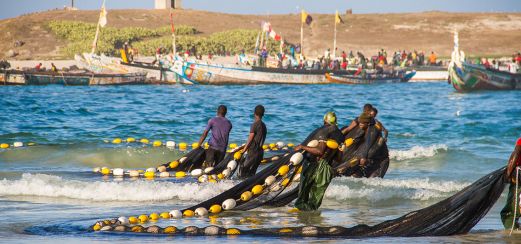 Traditionelle Fischer am Ufer des Senegal-Flusses