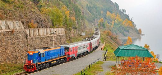 Transsib-Linienzug am Baikalsee