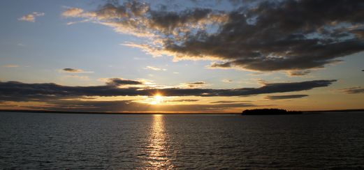 Beschaulichen Fahrt durch den geschichtsträchtigen Weißmeer-Ostsee-Kanal Beschauliche Fahrt durch den geschichtsträchtigen Weißmeer-Ostsee-Kanal