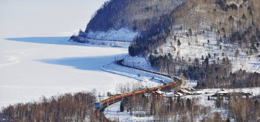 Zarengold-Sonderzug am winterlichen Baikalsee 