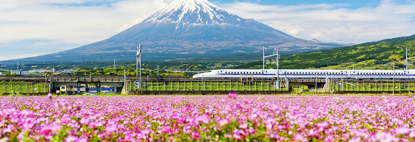 Der Shinkansen-Express am Fuße des Fuji - Credit Blanscape - stock.adobe.com
