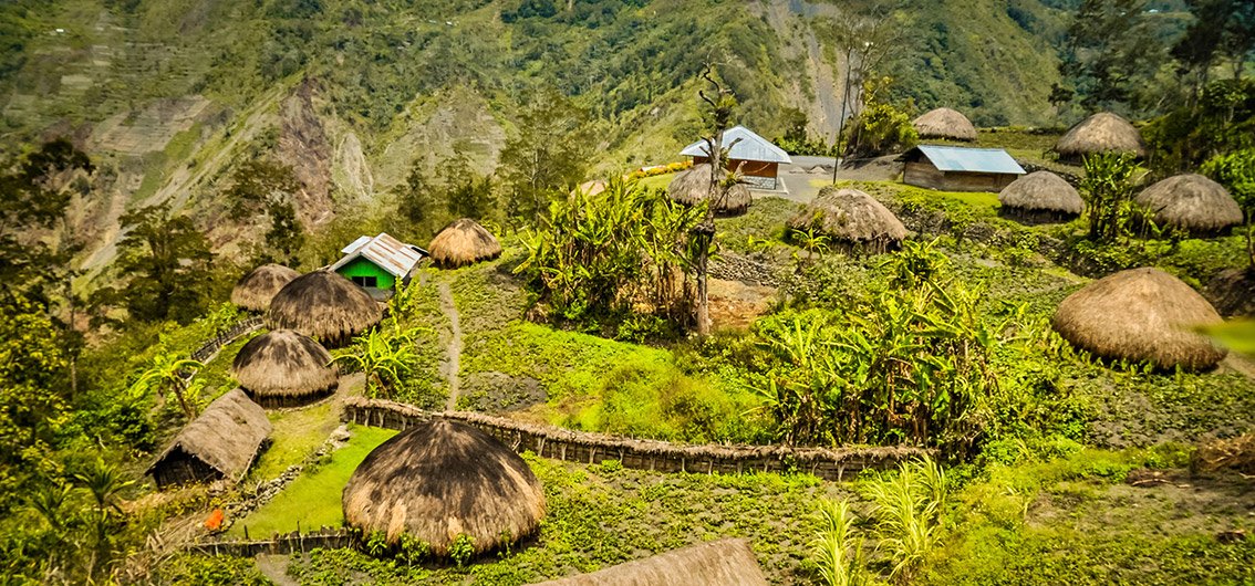 1-Traditionelles-Dorf-in-Papua-2-Credit-michalknitl-stock_adobe