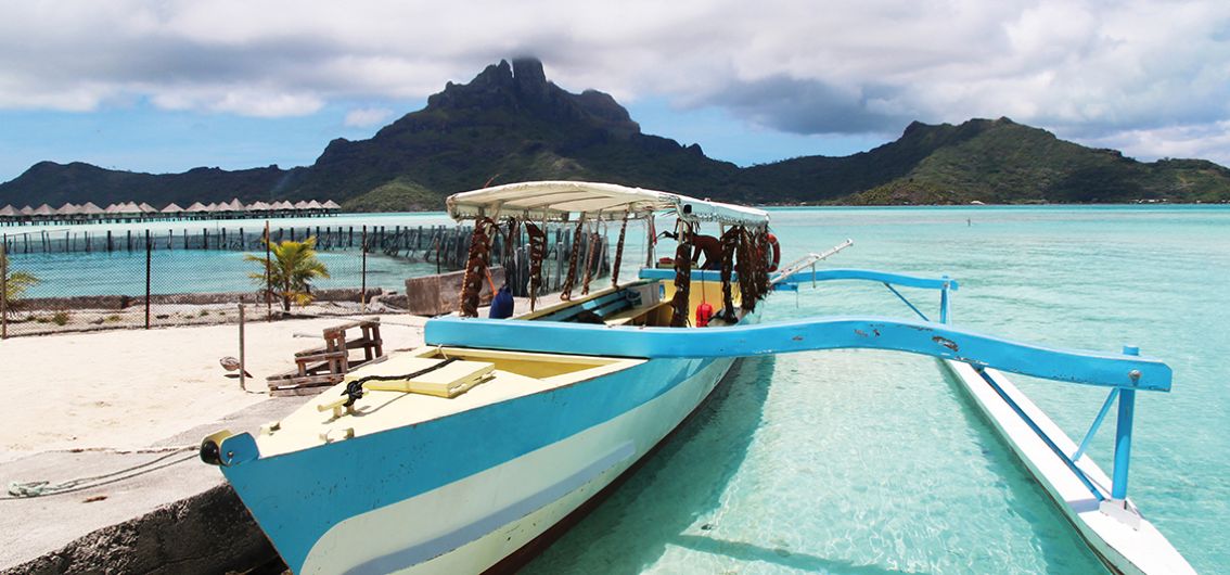 Traditionelles Auslegerkanu auf Bora Bora