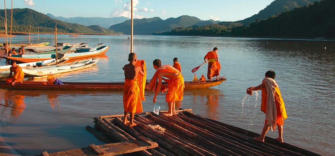 Buddhistische Mönche am Mekong-Ufer