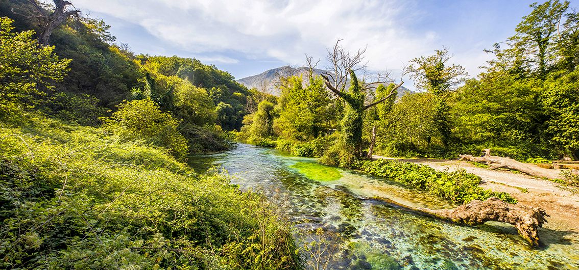 Kristallklares Wasser der Karstquelle