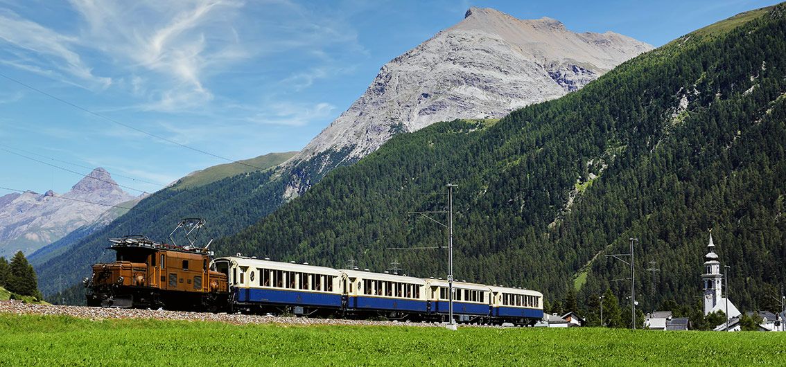 Zug Alpine-Classic-Pullman-Express in den Bergen