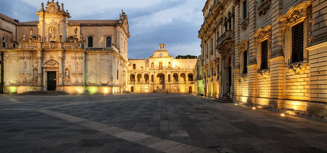 Auf dem illuminierten Domplatz in Lecce