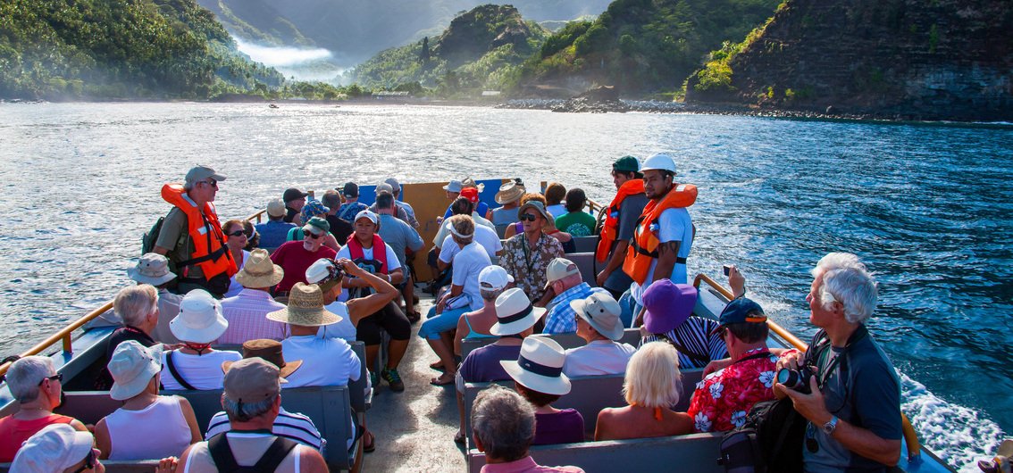Ausflug mit dem Beiboot in der Inselwelt der Marquesas
