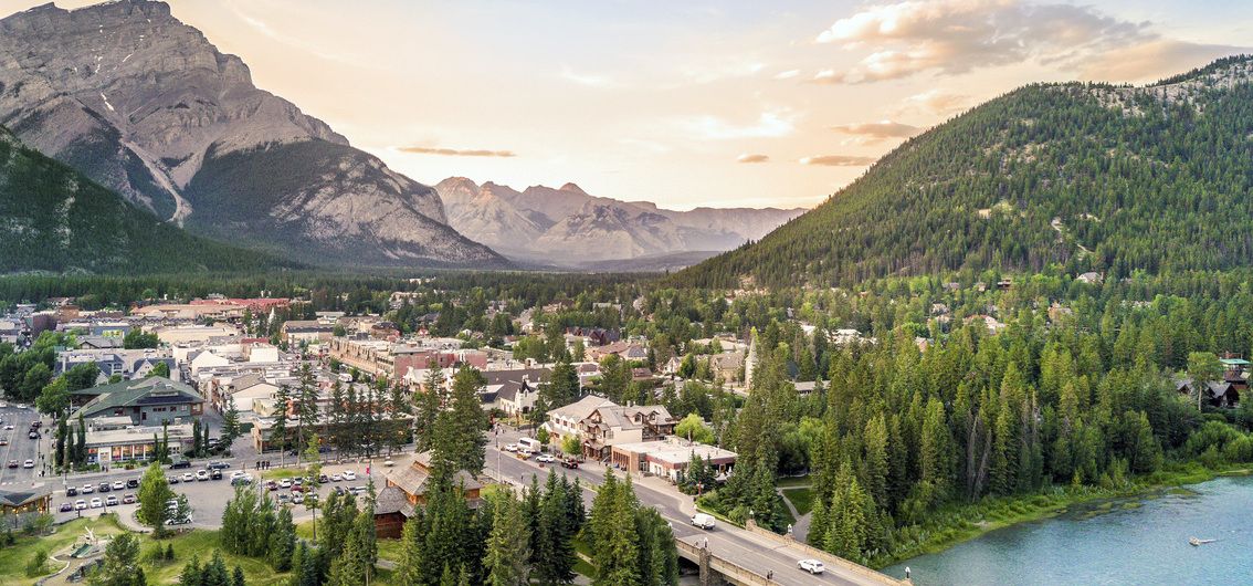 Blick auf die Main Street in Banff