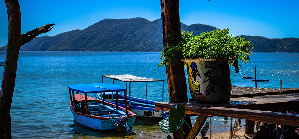 Boote-am-Malawi-See-Credit-Olaf-Schlenger-stock-adobe