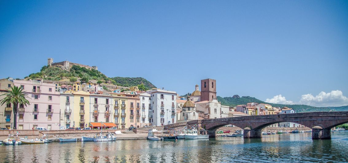 Bosa vor der Burgruine des Castello Malaspina