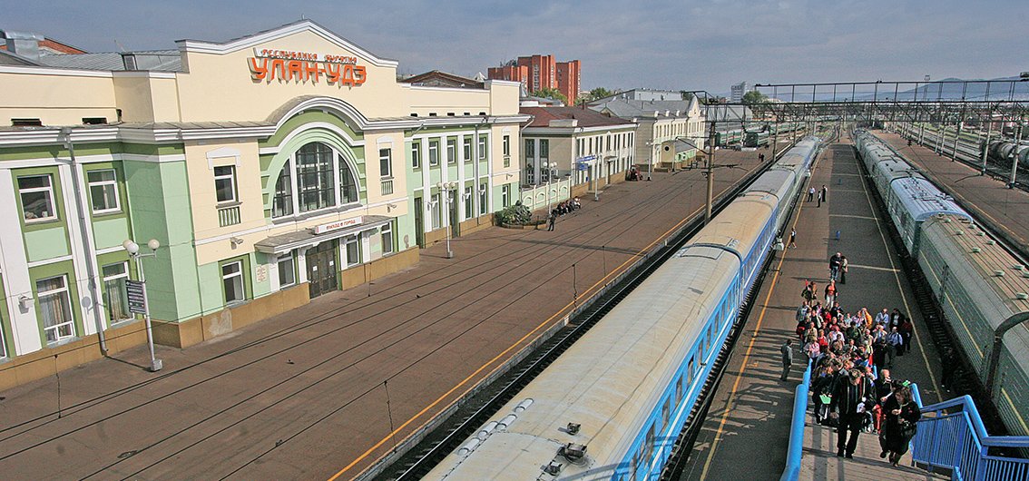 Transsib-Linienzug am Bahnhof von Ulan Ude