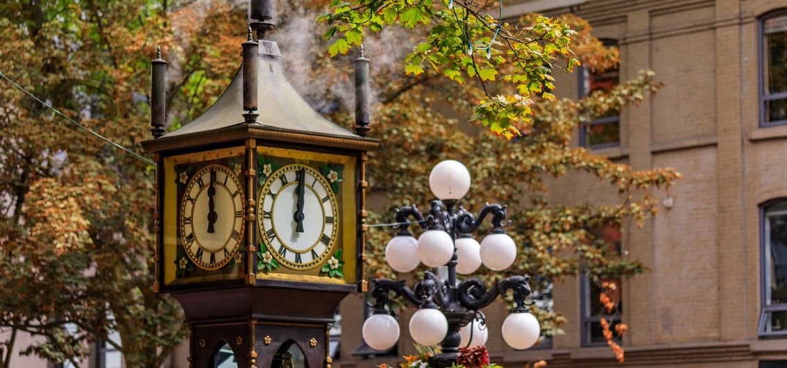 Die dampfbetriebene Steam Clock in der Altstadt Vancouvers
