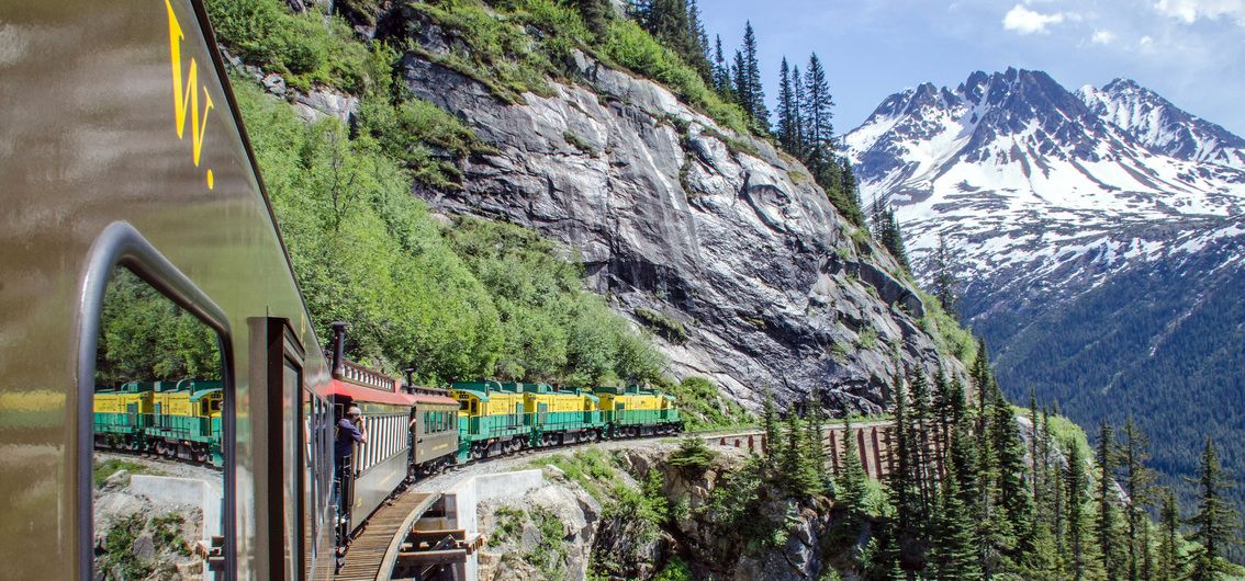 Die White Pass and Yukon Railroad entlang einer Steilküste in Richtung Skagway