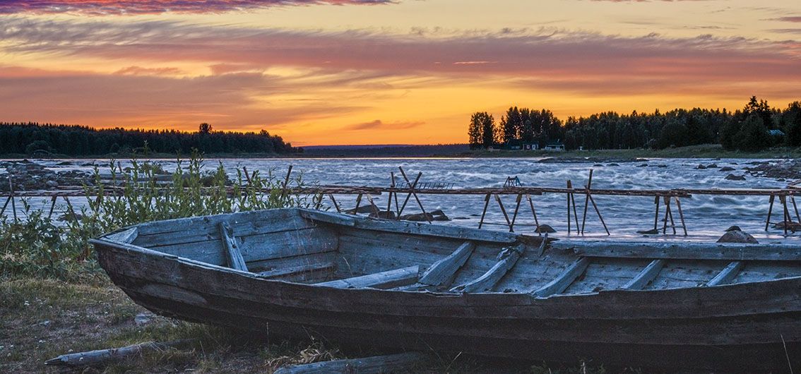 Die wilden Stromschnellen Kukkolaforsen des Flusses Torneälv