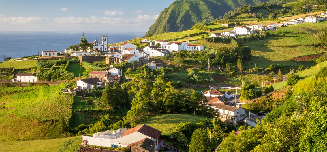Dorf an der Küste der Insel Sao Miguel