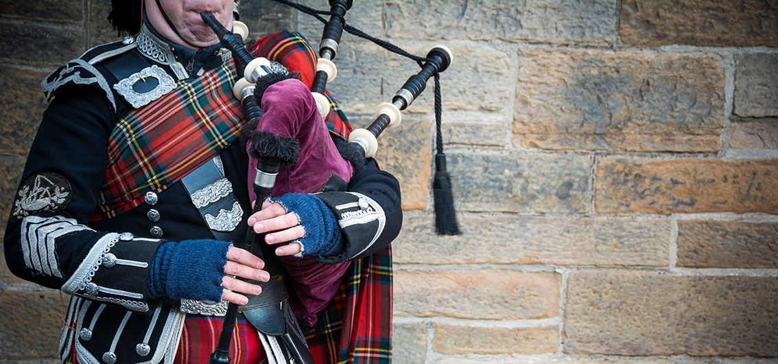 Dudelsackspieler in den Gassen von Edinburgh