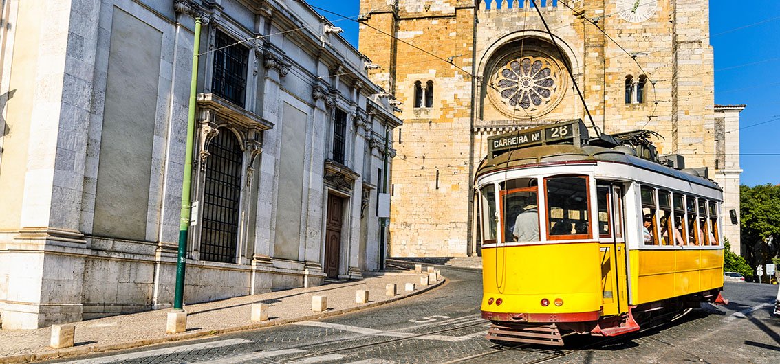 Fahrt mit der historischen Straßenbahn Nr. 28 durch Lissabons Altstadt