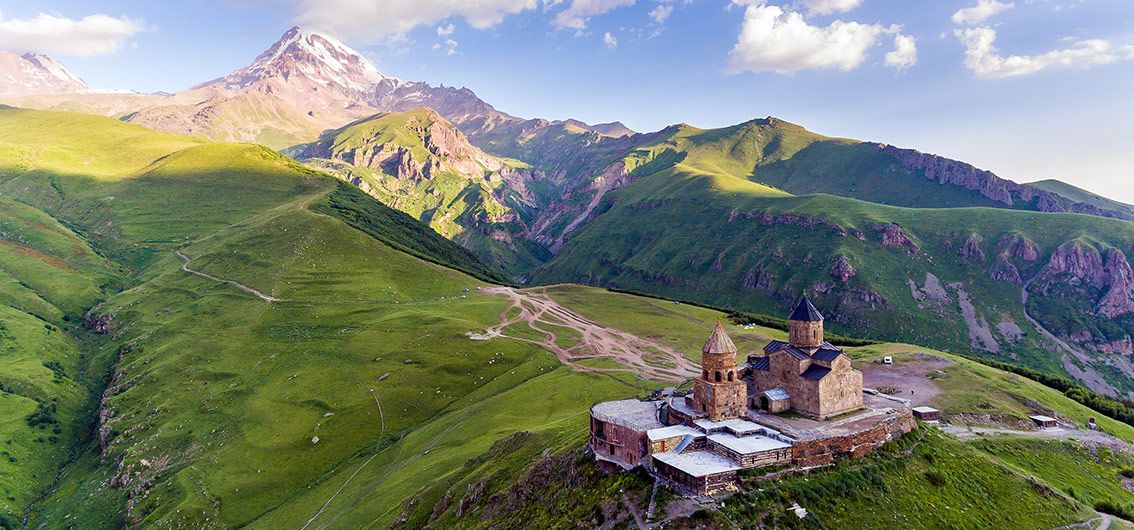 Dreifaligkeitskirche vor dem Berg Kasbek, Georgien.