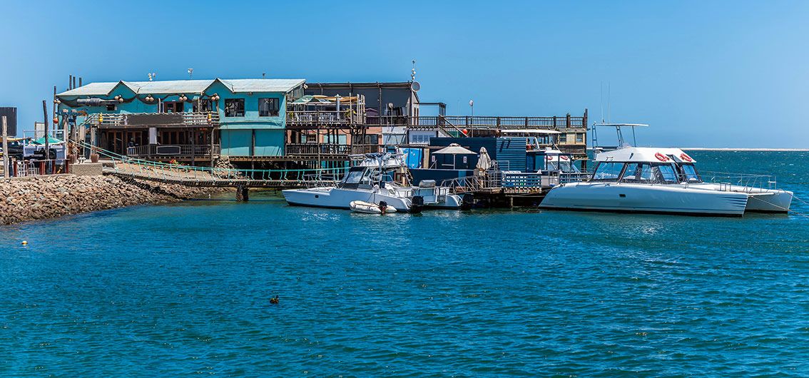 Katamarane-an-der-Uferpromenade-in-Walvis-Bay---