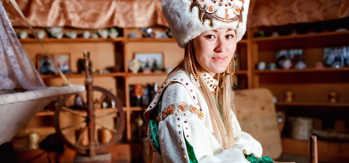Traditionelle Kleidung in Kirgistan-credit maynagashev_stock_adobe.com