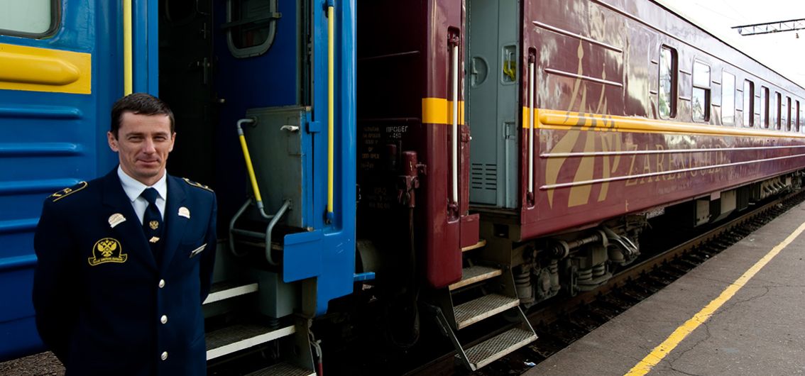 Zugbegleiter am Bahnsteig vor dem Zarengold-Sonderzug