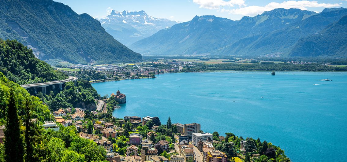Montreux am Genfer See mit Blick auf die Schweizer Alpen