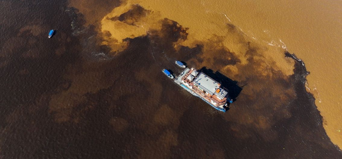 MS La Jangada am Zusammenfluss von Rio Negro und Amazonas