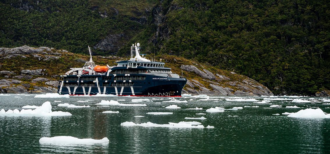 MS-Magellan-Explorer-in-einer-Gletscherallee---Credit-A21-Anais-Afrika MS-Magellan-Explorer-in-einer-Gletscherallee---Credit-A21-Anais-Afrika