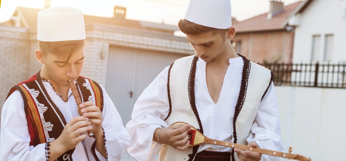 Musikanten in traditioneller albanischer Kleidung