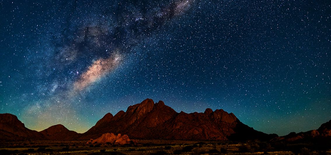 Nachthimmel mit Milchstrasse in der Wüste von Namibia