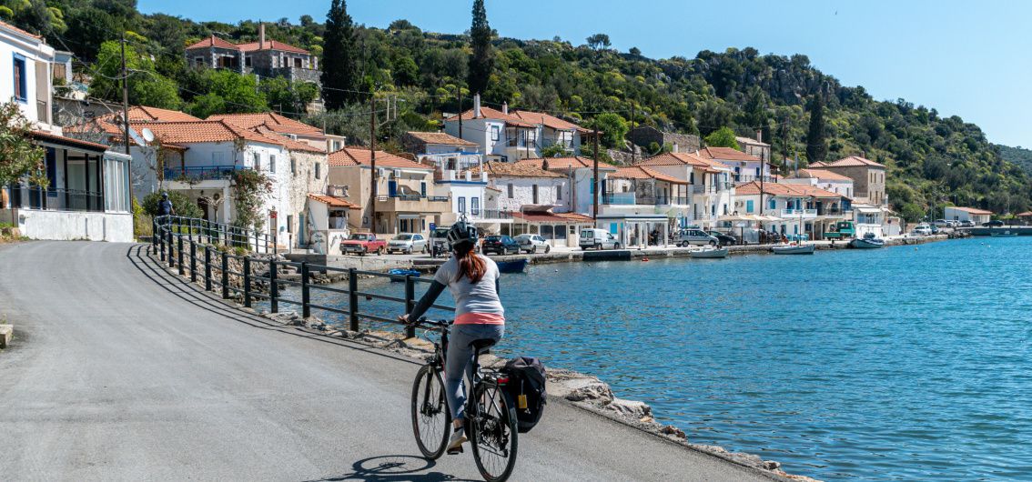 Per E-Bike durch Griechenland - Bucht mit Hafen