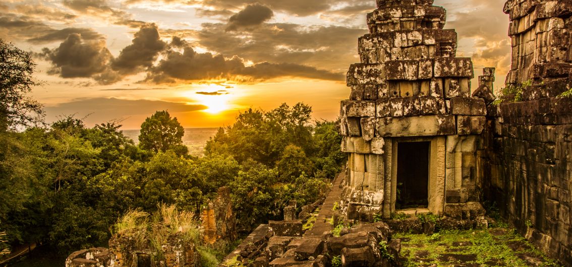 Per E-Bike durch Kambodscha - Prasat-Turm es Phnom Bakheng Tempels Per E-Bike durch Kambodscha - Prasat-Turm es Phnom Bakheng Tempels