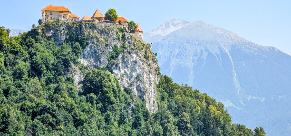 Per E-Bike über die Alpen - Die Burg Bled am Ufer des Bleeder See