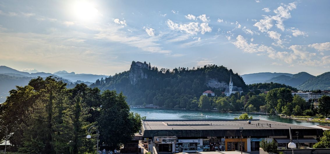 Per E-Bike über die Alpen - Am Ufer des Bleeder Sees