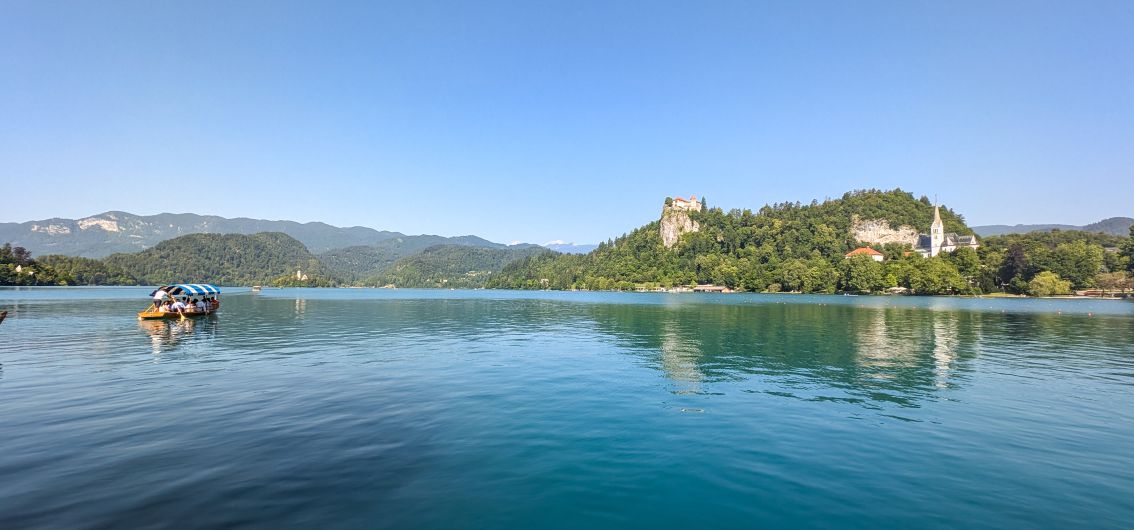 Per E-Bike über die Alpen - Bleeder See mit der Burg Bled