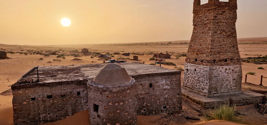 Sonnenuntergang-über-der-antiken-Stadt-Chinguetti-in-der-Sahara