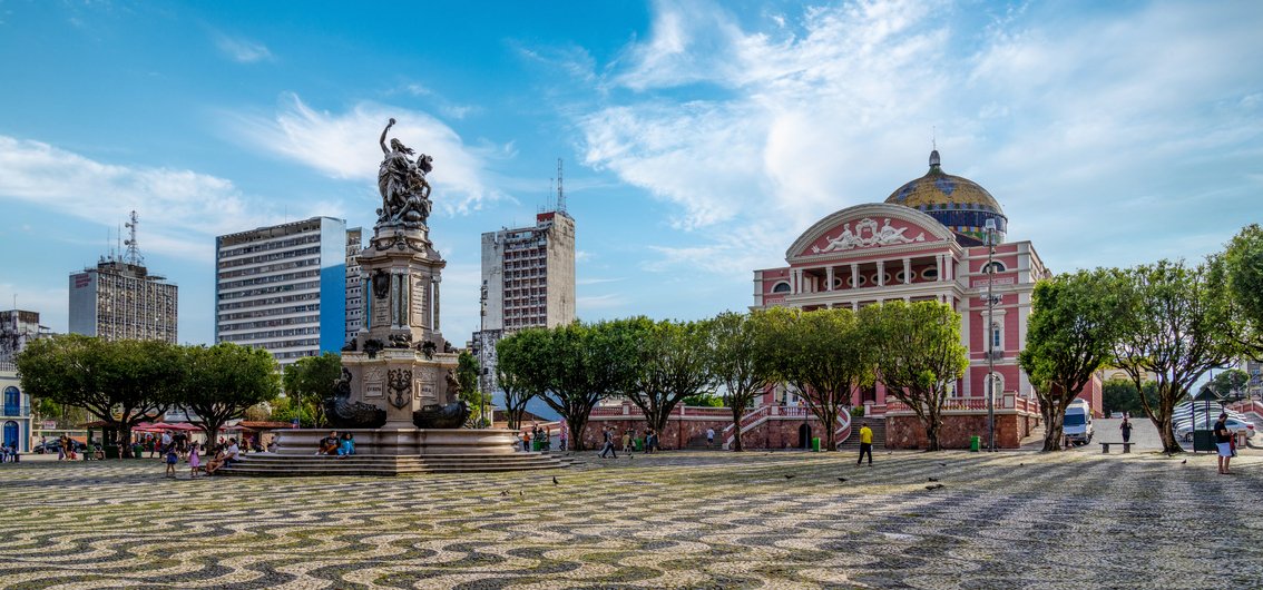Teatro Amazonas und Statue Largo de São Sebastião in Manaus